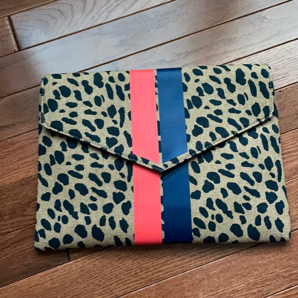 Stella & Dot Animal Dot Bellamy Clutch